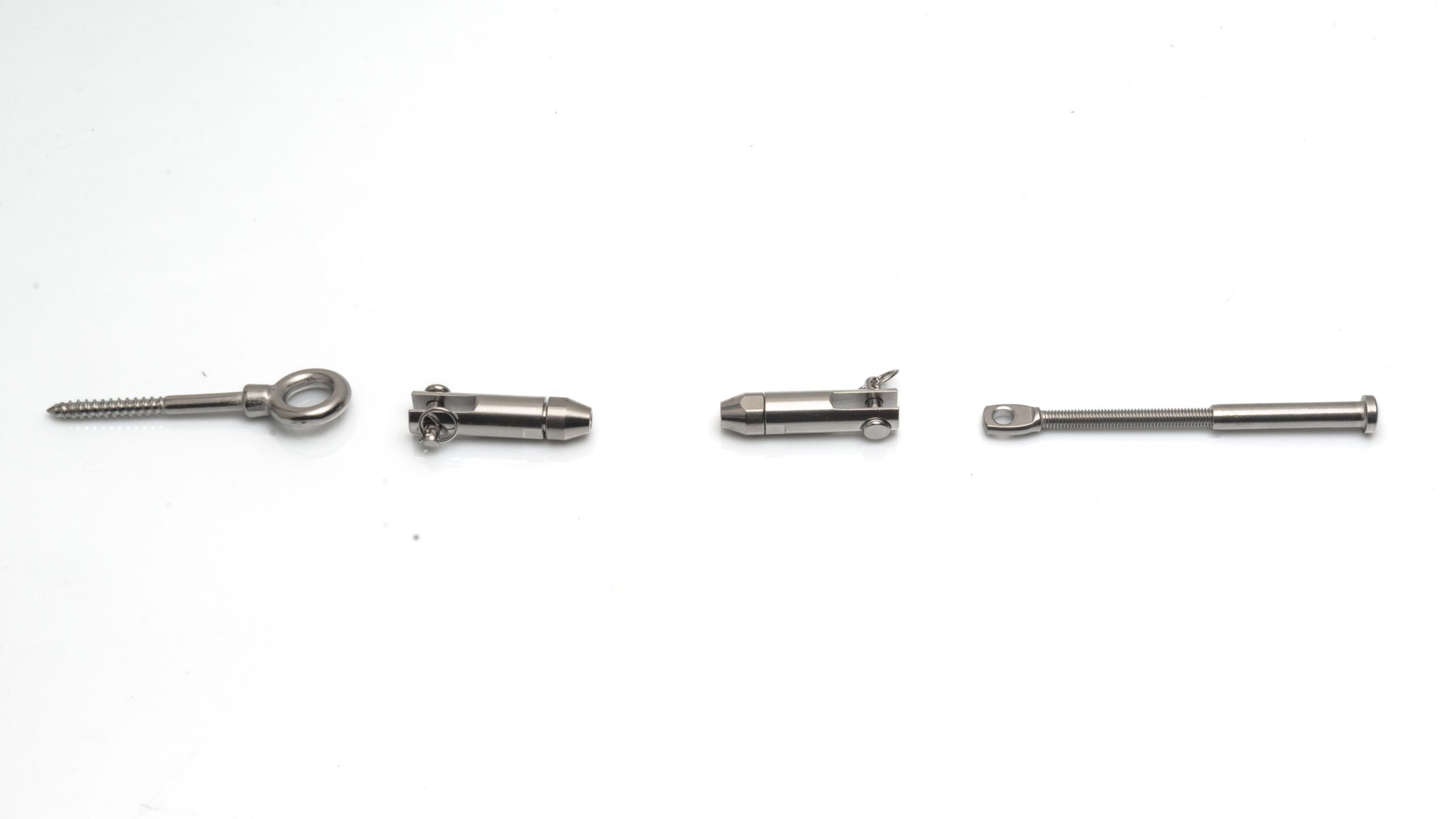 KIT CABLE ACERO para barandillas de acero inoxidable, hierro,  poste de madera o muro Piezas y herrajes para cable de acero de 4, 5 o 6mm 316BA  Permite inclinación de cable o desnivel Para anclaje de pared o muro a  poste plano o curvo, en plano horizontal o vertical dependiendo de las fijaciones Terminales de montaje rápido en ambos extremos. Tensores, y fijaciones.